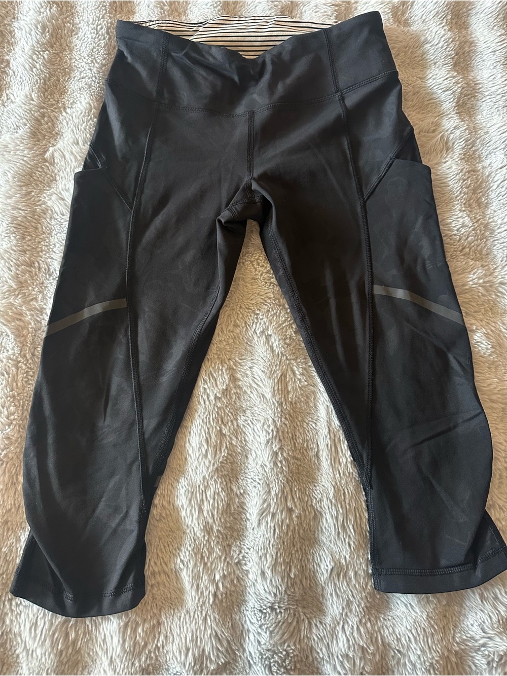 Lululemon Black Reflective Running Crop Leggings Side Pockets Size 4